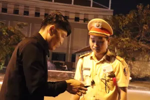 Tài xế bật khóc khi bị CSGT dừng xe kiểm tra