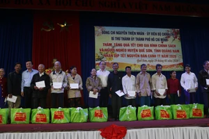 Bí thư Nguyễn Thiện Nhân tặng quà tết ở Quảng Nam