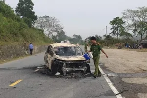 Kinh hãi: Ô tô cháy nổ dữ dội, hai người chết thảm