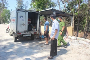 Bắt quả tang 2 người đổ thịt thối, xác gà ra môi trường