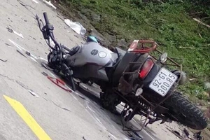 Xe máy va chạm xe tải, 2 du khách nước ngoài tử vong
