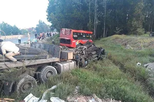 2 xe tông nhau, hàng chục hành khách may mắn thoát nạn