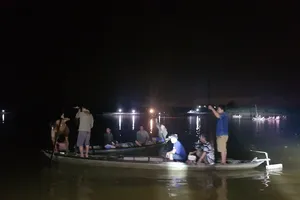 Vụ chìm ghe 6 người chết: Trục vớt chiếc ghe khám nghiệm