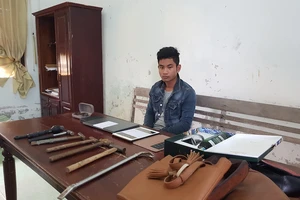 Nghi can đập nhiều kính ô tô để trộm bị bắt 