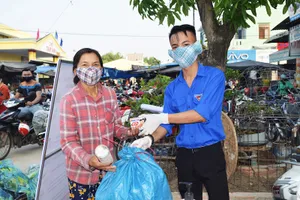 Người dân Quảng Nam đổi rác thải nhựa lấy nước rửa tay