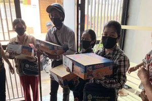 Nhiều người Quảng Nam góp tiền trao quà cho người bán vé số