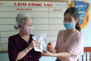 Cụ già ủng hộ 1 đôi bông tai và 3 triệu chống COVID-19