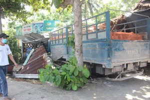 Xe tải tông sập quán nước ven đường