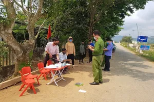Thanh niên hành hung cán bộ chốt kiểm dịch COVID-19