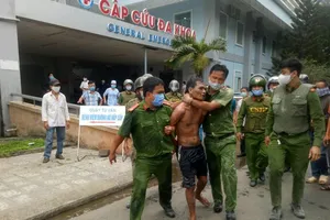 Khống chế kẻ mang xăng đốt BV đa khoa Quảng Ngãi