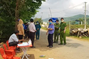 Truy tìm thanh niên hành hung cán bộ chốt kiểm dịch COVID-19
