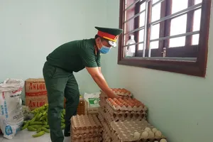 Dân Quảng Nam góp từng mớ rau, quả bí chống dịch COVID-19