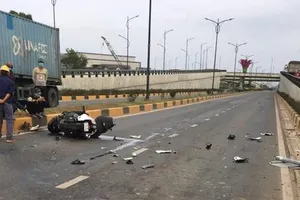 Mô tô tông dải phân cách, 2 người thương vong