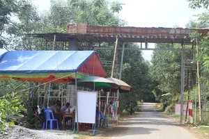 Không đeo khẩu trang, đánh cán bộ chốt kiểm dịch COVID-19