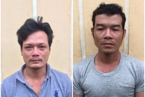 2 người say hối hận sau khi đánh công an ở chốt kiểm dịch