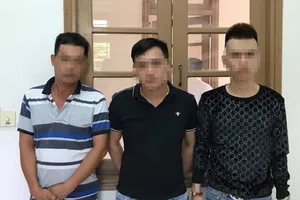 9 người chơi ma túy đi ô tô lạng lách gần chốt COVID-19