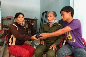 Mua tủ trong có túi tiền vàng, anh ve chai trả cho chủ cũ