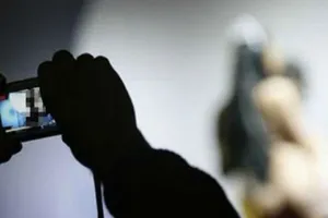 Tống tiền người quen bằng ảnh nóng