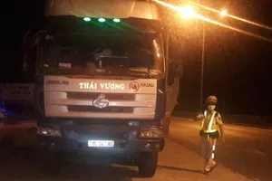 Tài xế điều khiển xe vượt tải cố thủ 5 giờ trong cabin