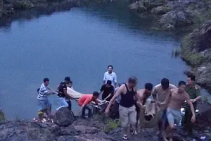 2 học sinh lớp 12 chết đuối khi tắm hồ