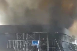 Cháy quán bar đang thi công, hàng chục công nhân tháo chạy