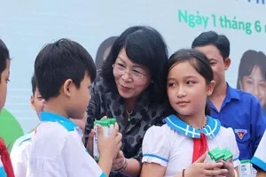 Phó Chủ tịch nước tặng quà cho thiếu nhi Quảng Nam