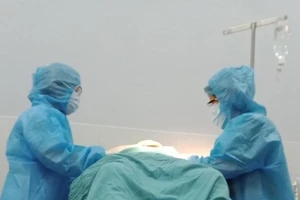 Bà bầu về từ Đài Loan đang cách ly hạ sinh bé gái nặng 3kg