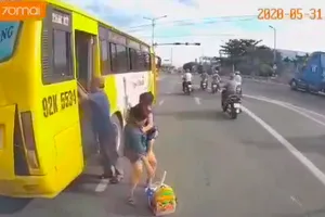 Lạnh gáy cảnh xe buýt trả khách ngay giữa đường
