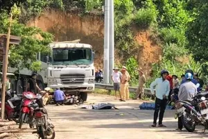 2 người đi xe máy tử vong sau khi va chạm xe tải