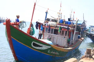 Ngư dân trình báo bị tàu Trung Quốc tấn công ở Hoàng Sa