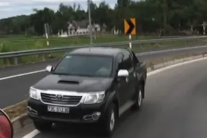 Ô tô lại chạy ngược chiều trên đường dẫn vào cao tốc