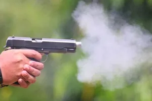 Nhóm đòi nợ liều lĩnh nổ súng vào chủ nhà