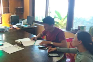 Ngư dân Hồ Văn Khanh trình báo vụ việc tàu cá bị đâm chìm. Ảnh: HA