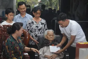 Chủ tịch Quốc hội thăm và tặng quà mẹ VNAH Trần Thị Ấm. Ảnh: NT