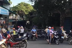 Phong toả khu phố nơi BN 419 lưu trú. Ảnh: HA