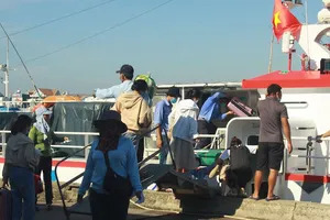 Khoảng 2.000 du khách sẽ được đưa vào đất liền. Ảnh: CTV