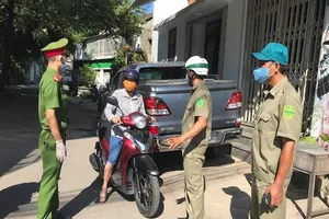 Lực lượng chức năng làm nhiệm vụ tại khu vực nhà BN 419. Ảnh: TN