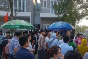 Người dân nhiều lần tập trung đòi quyền lợi tại các dự án do Công ty Cổ phần Bách Đạt An làm chủ đầu tư. Ảnh: TV