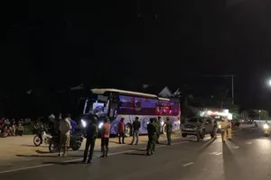 Nghi xe chở người Trung Quốc, dân chặn xe báo công an đến làm rõ. Ảnh: FB