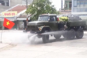 Nhiều khu vực có nguy cơ lây lan dịch COVID-19 ở Quảng Nam được phun hoá chất khử trùng. Ảnh: TN