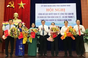 Ông Phan Việt Cường, Bí thư Tỉnh uỷ Quảng Nam chúc mừng các cán bộ vừa nhận quyết định.
