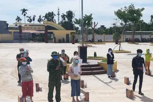 19 công dân nhận quyết định hoàn thành thời gian cách ly. Ảnh: PHẠM CÔNG