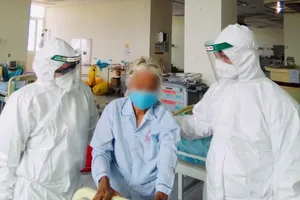 Cụ bà 100 tuổi nhiễm COVID-19 hai lần âm tính, 13 ca xuất viện