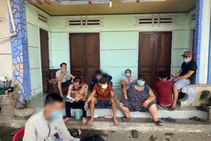 Bắt 8 người đánh bạc giữa mùa dịch COVID-19