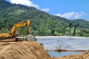 Người dân lo lắng vì công ty vàng tự ý nâng đập chứa thải