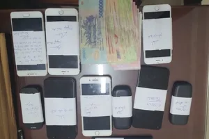 Cặp vợ chồng ghi lô đề, cá độ bóng đá bị bắt