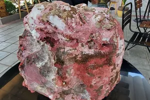 Ngư dân lặn tìm được cục đá lạ bán 1,2 tỉ đồng