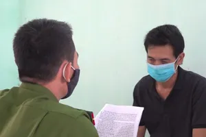 Bùi Minh Duẩn tại cơ quan công an. Ảnh: HV