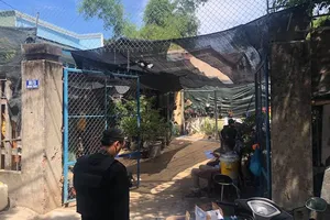 Lực lượng công an khám xét nhà của Nguyễn Quang Trưởng. Ảnh: CA