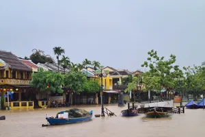 Chùm ảnh: Nước tràn phố cổ, Hội An túc trực chống lũ
